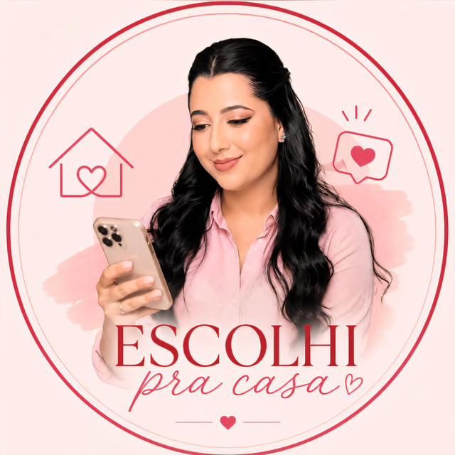 Paloma, criadora do @escolhipracasa_, sorrindo